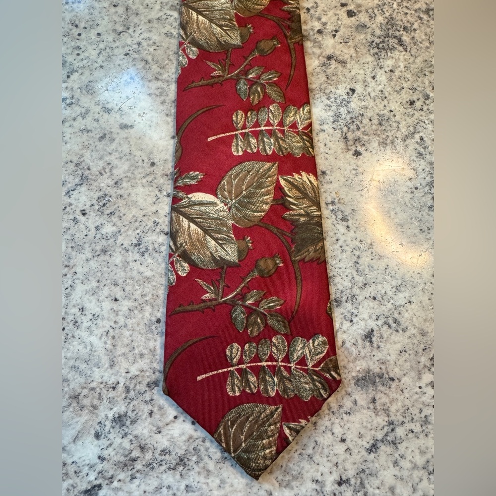 Elegant Red Floral Men's Tie